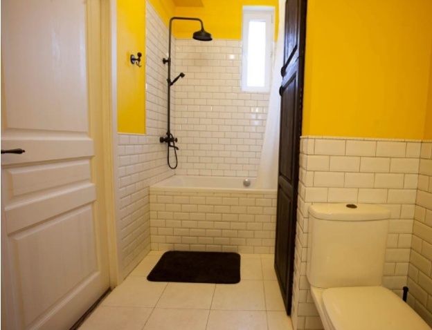 Яркая желтая ванная комната