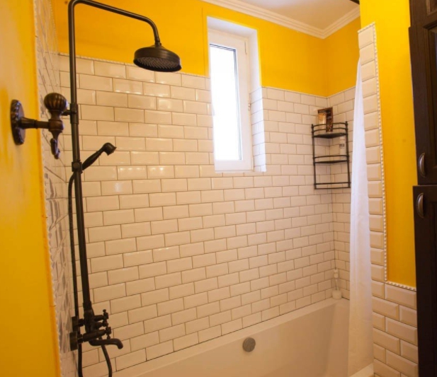 Яркая желтая ванная комната