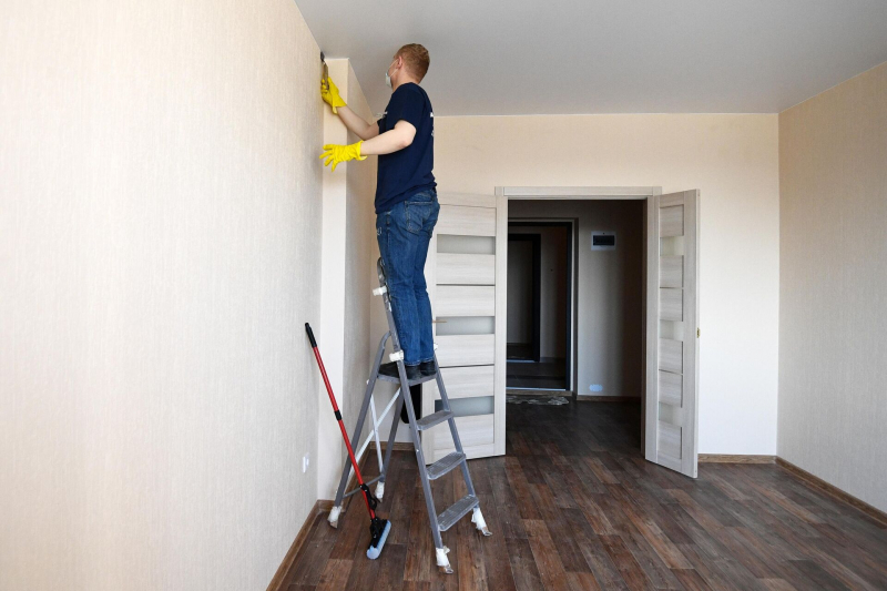 Гипсокартон или штукатурка: как выровнять стены в квартире своими руками