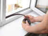 Как правильно заменить уплотнитель в пластиковых окнах для улучшения шумоизоляции и теплоизоляции